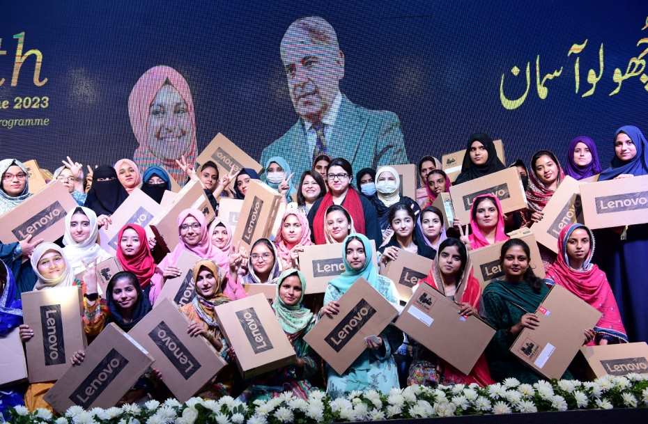 A laptop distribution ceremony was also organized in Sialkot, in which Prime Minister Muhammad Shahbaz Sharif distributed laptops among the talented students. Group photo of Shaza Fatima Khawaja with students at the event.